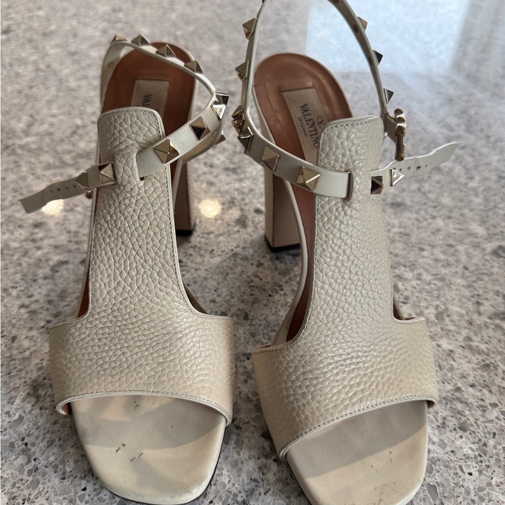 Size 40 Valentino Garavani Cream Studded Heels
